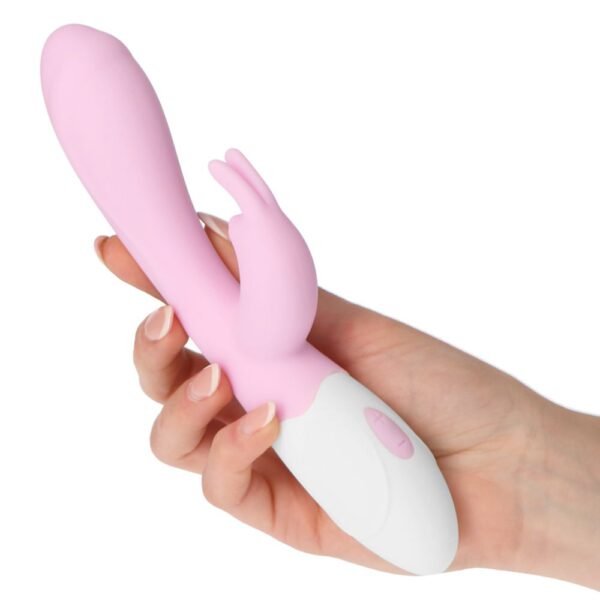 Vibratore rabbit Toyz4Lovers Molding Easy rosa in mano – Kattiva Rimini sex shop